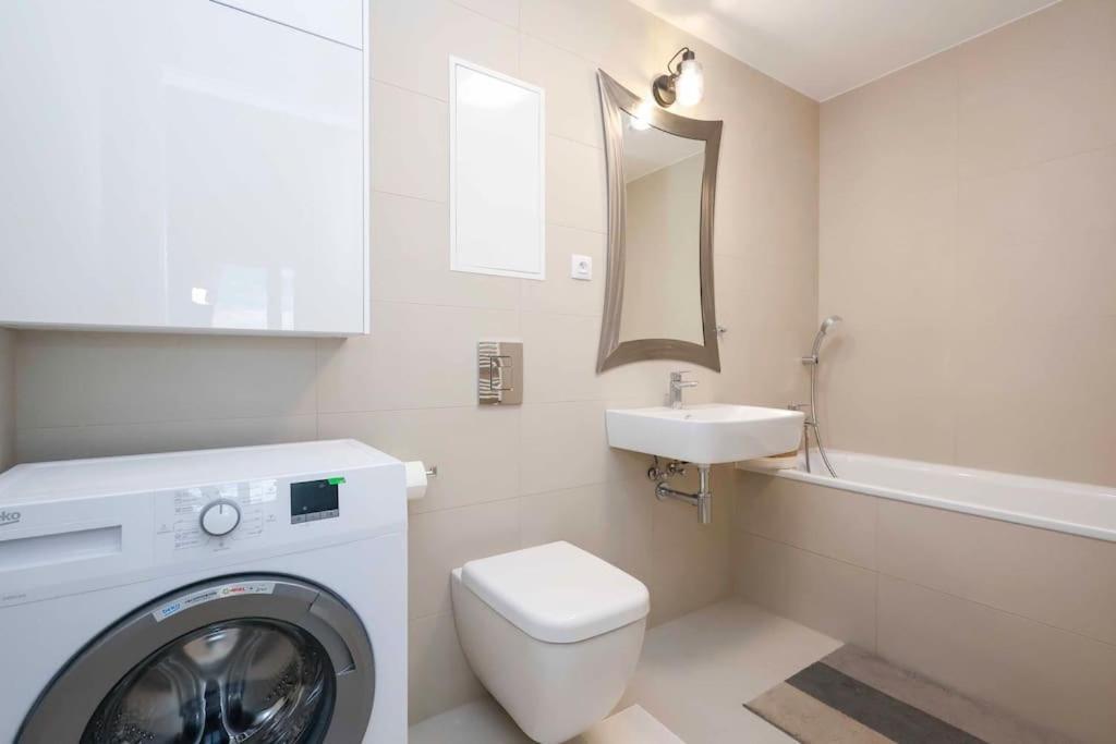 Danubius One - Spacious Apartment W Free Parking Bratislava Exterior foto