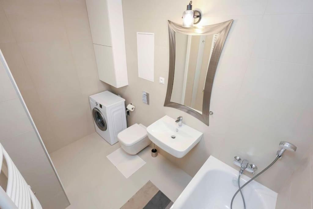 Danubius One - Spacious Apartment W Free Parking Bratislava Exterior foto