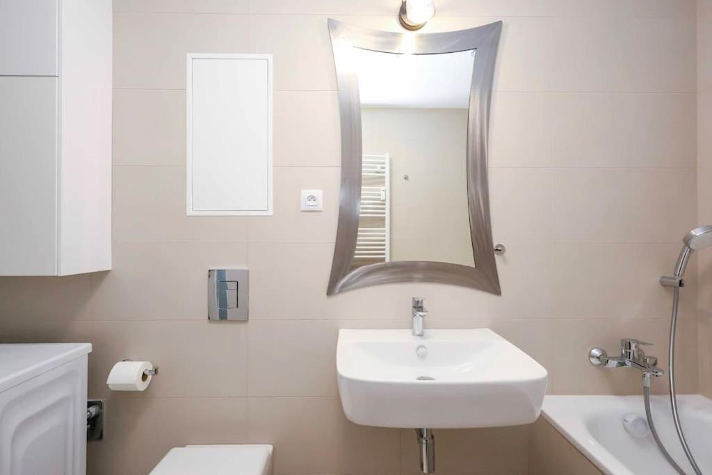 Danubius One - Spacious Apartment W Free Parking Bratislava Exterior foto